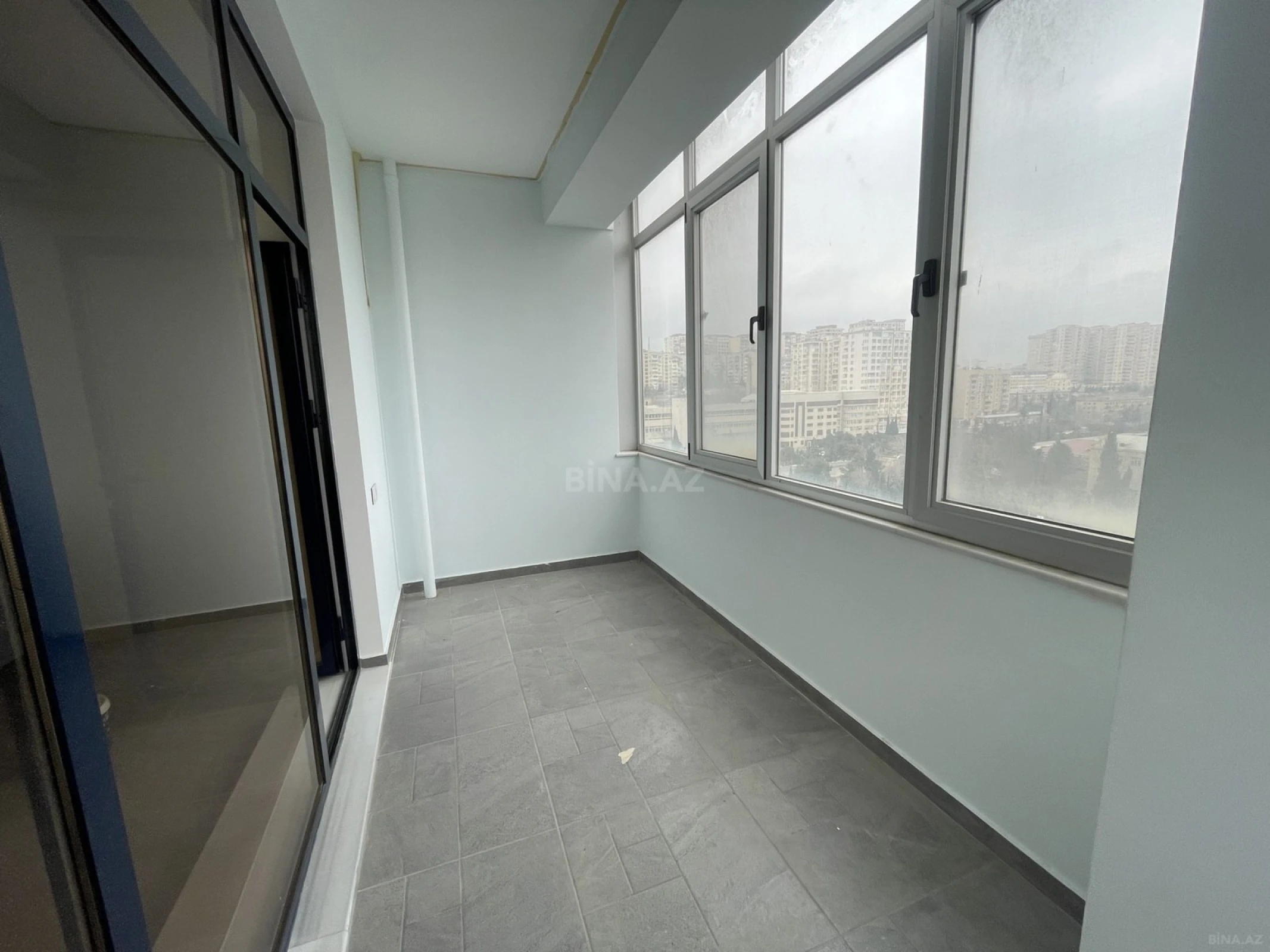 Satılır 5 otaqlı mənzil 240 m²