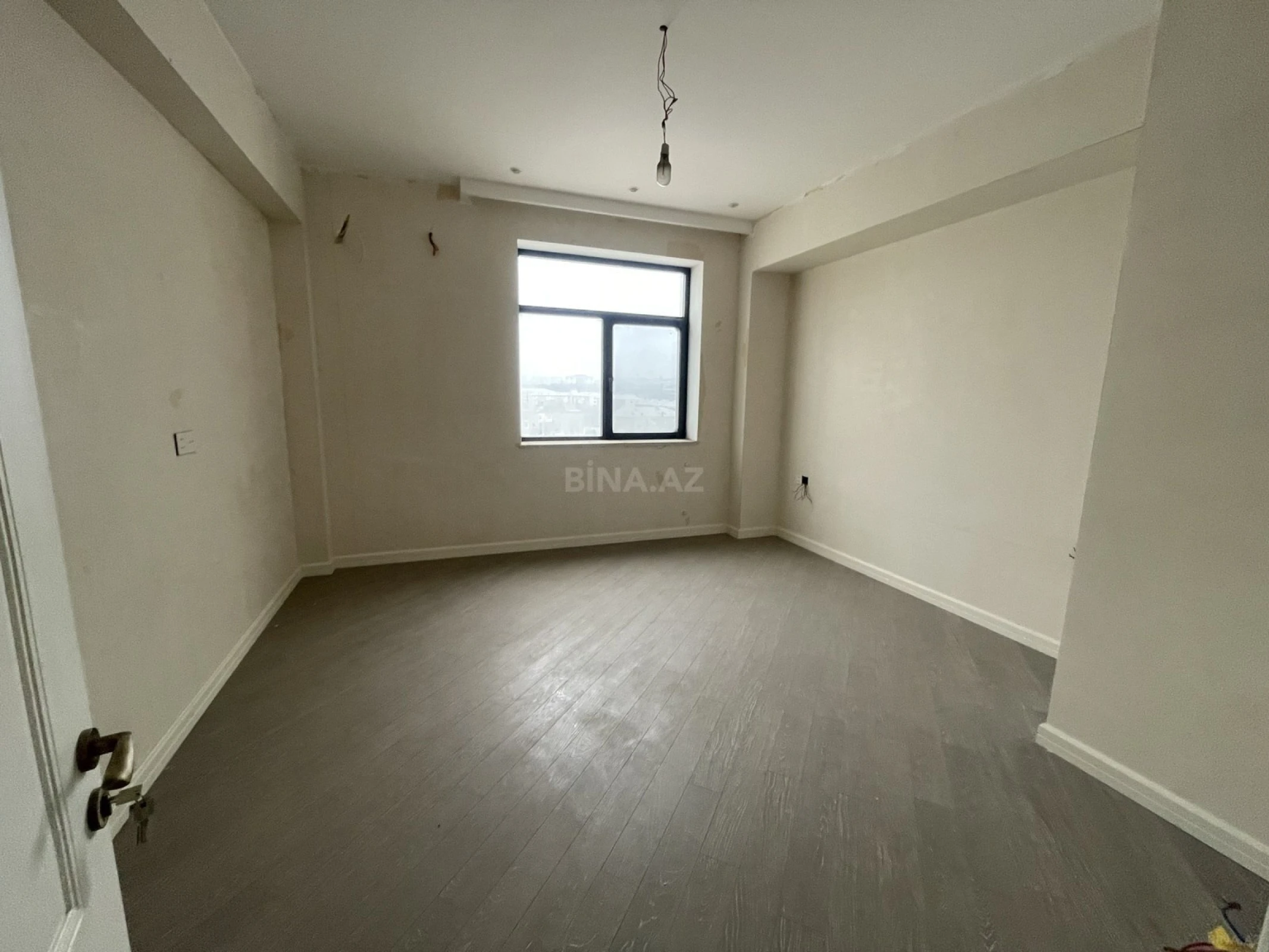Satılır 5 otaqlı mənzil 240 m²