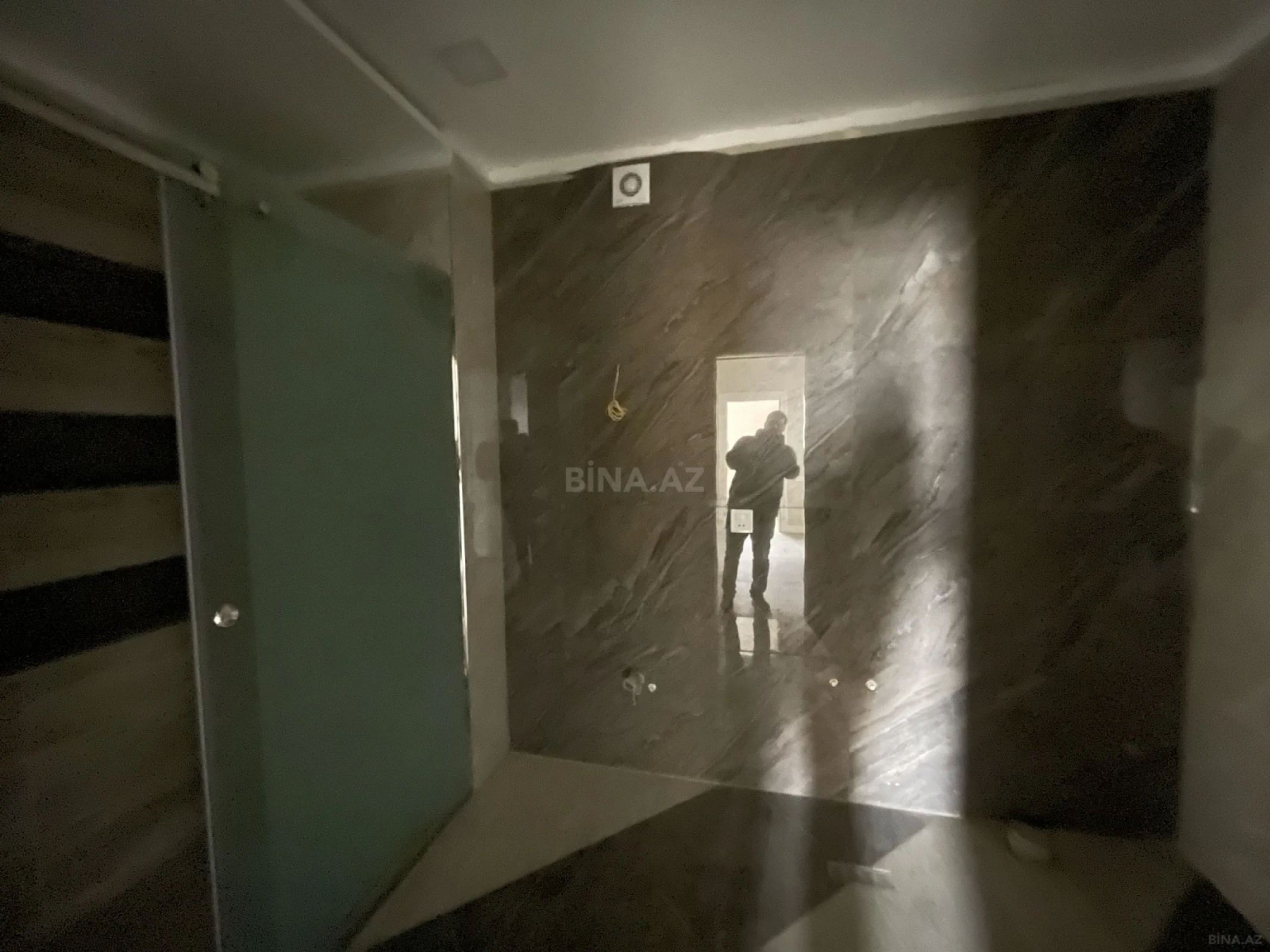 Satılır 5 otaqlı mənzil 240 m²