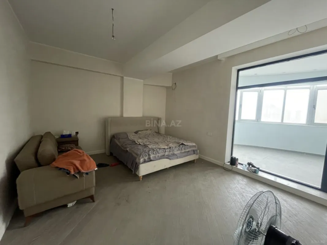 Satılır 5 otaqlı mənzil 240 m²