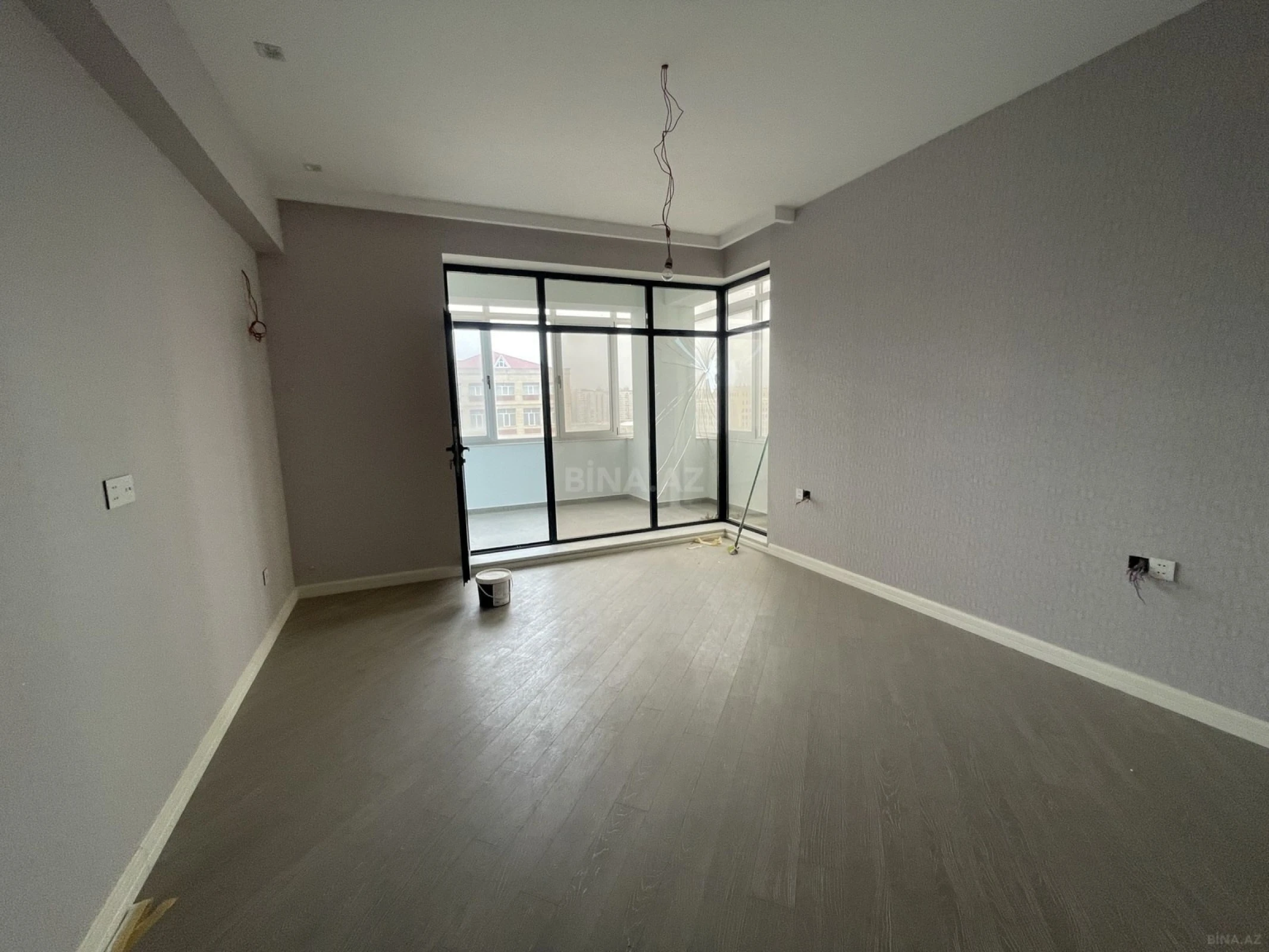 Satılır 5 otaqlı mənzil 240 m²