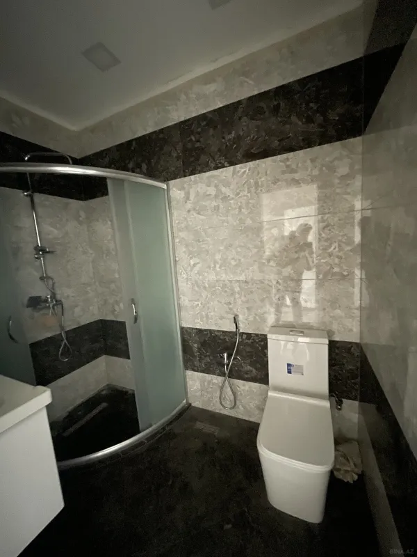 Satılır 5 otaqlı mənzil 240 m²