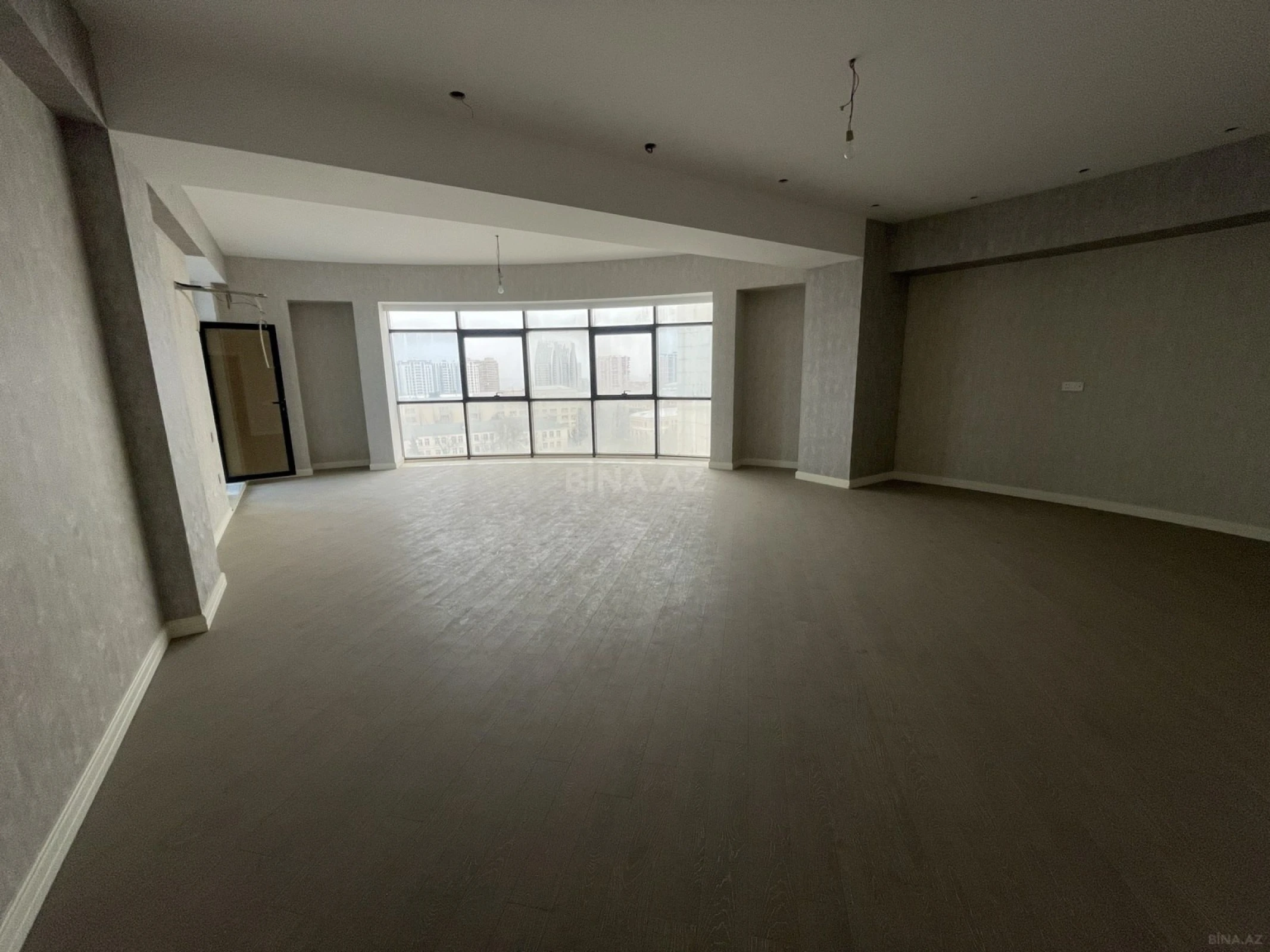 Satılır 5 otaqlı mənzil 240 m²