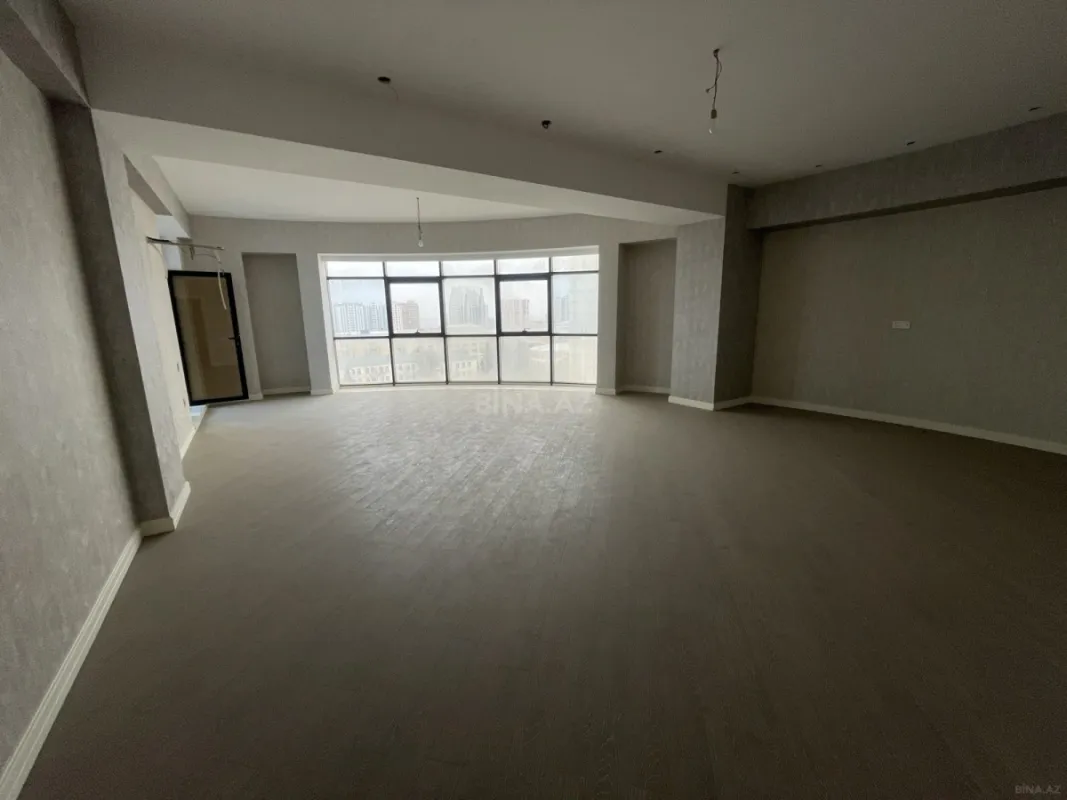 Satılır 5 otaqlı mənzil 240 m²