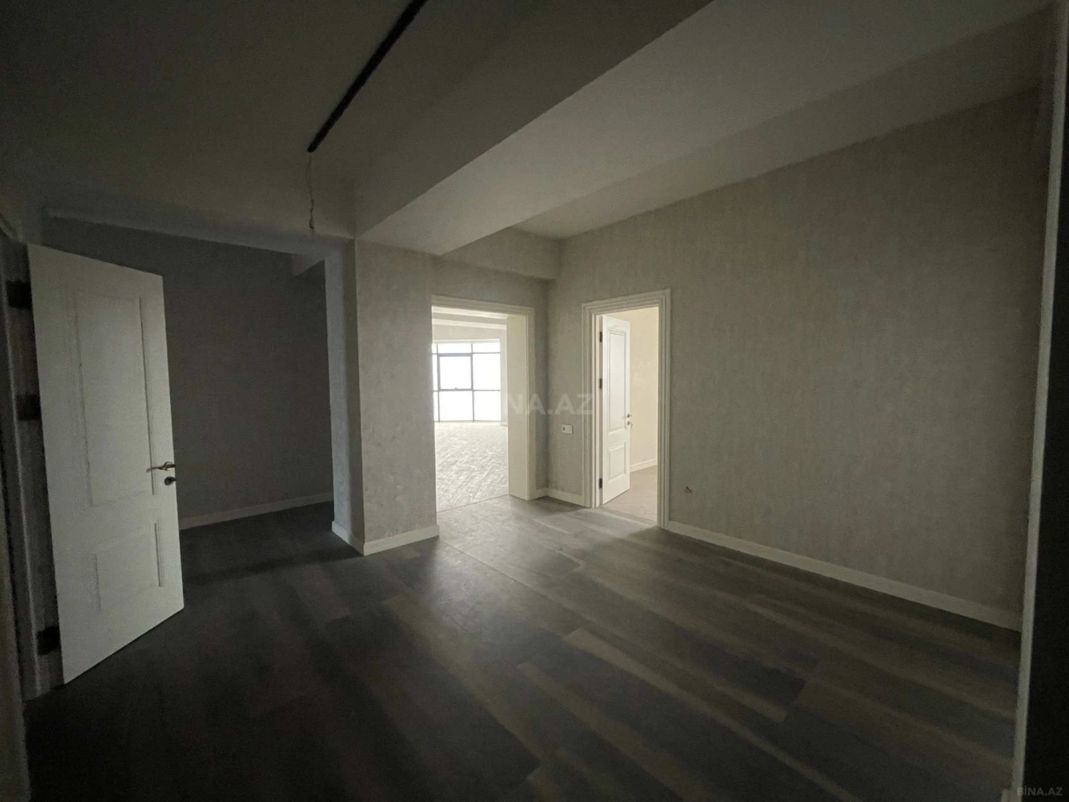 Satılır 5 otaqlı mənzil 240 m²