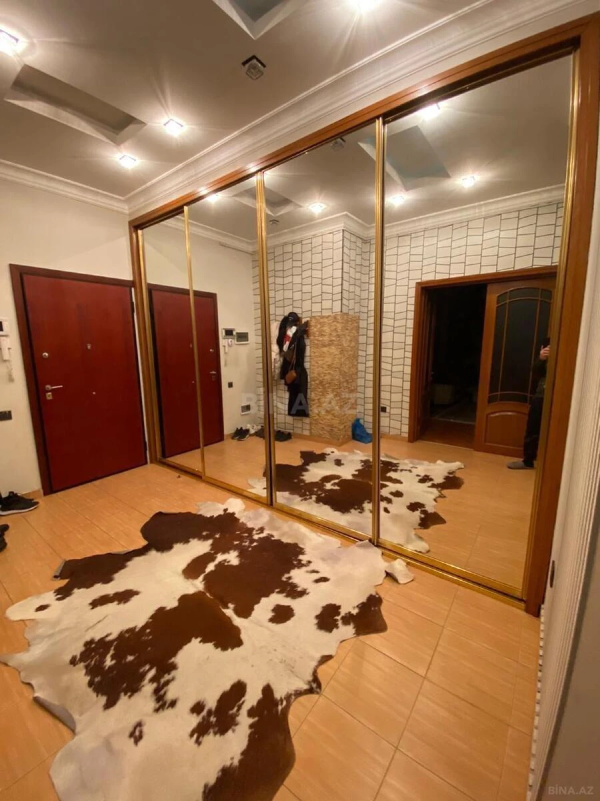 Satılır 3 otaqlı mənzil 141 m²