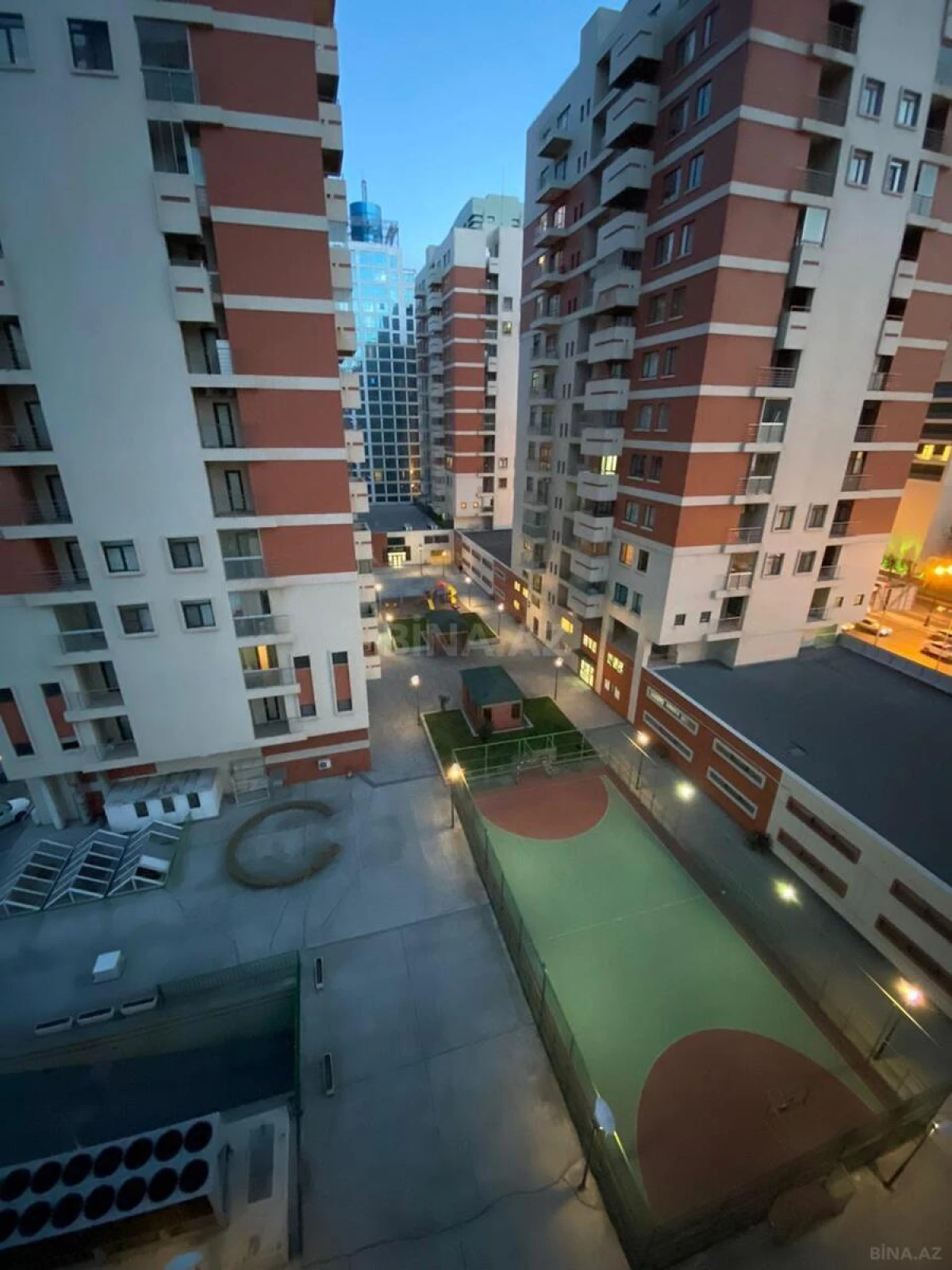 Satılır 3 otaqlı mənzil 141 m²