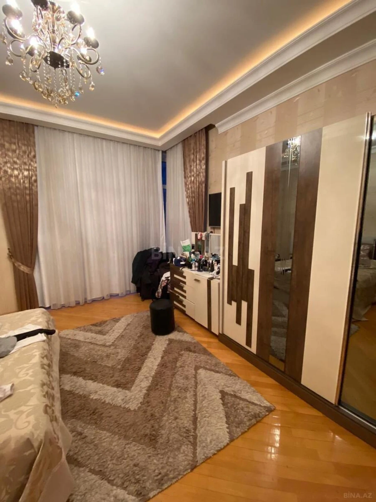 Satılır 3 otaqlı mənzil 141 m²