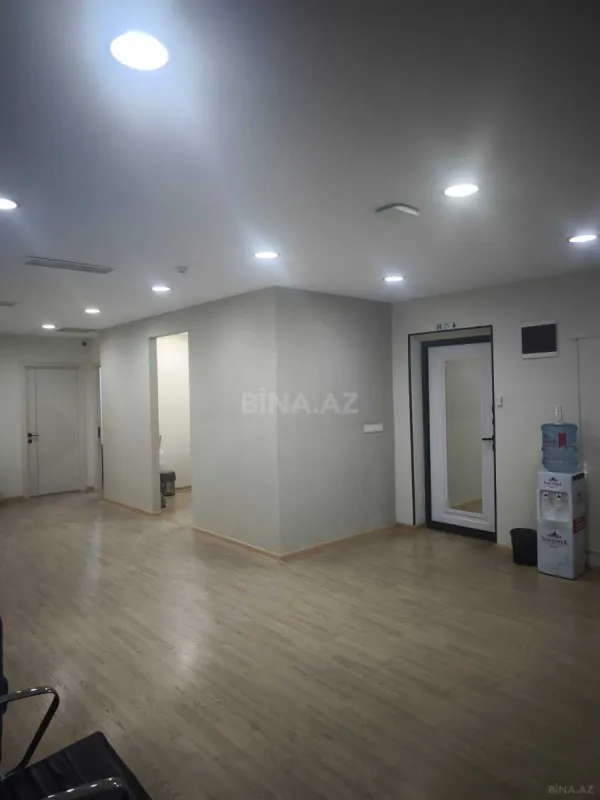 Satılır 7 otaqlı ofis 270.9 m²