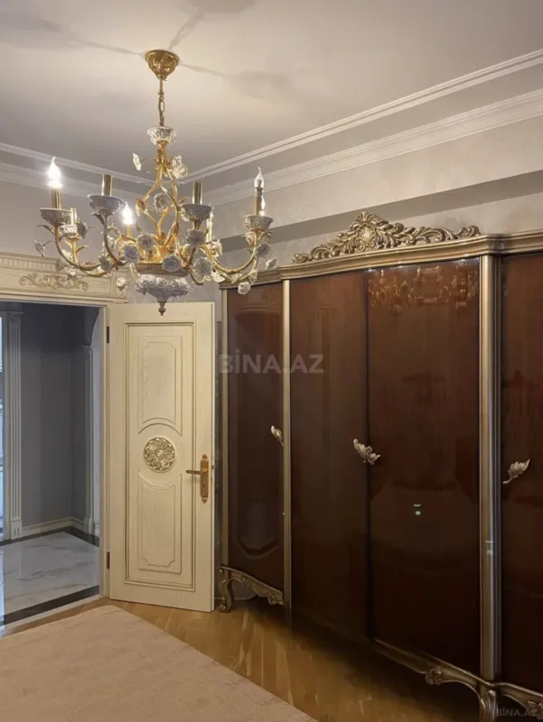 Satılır 4 otaqlı mənzil 186 m²
