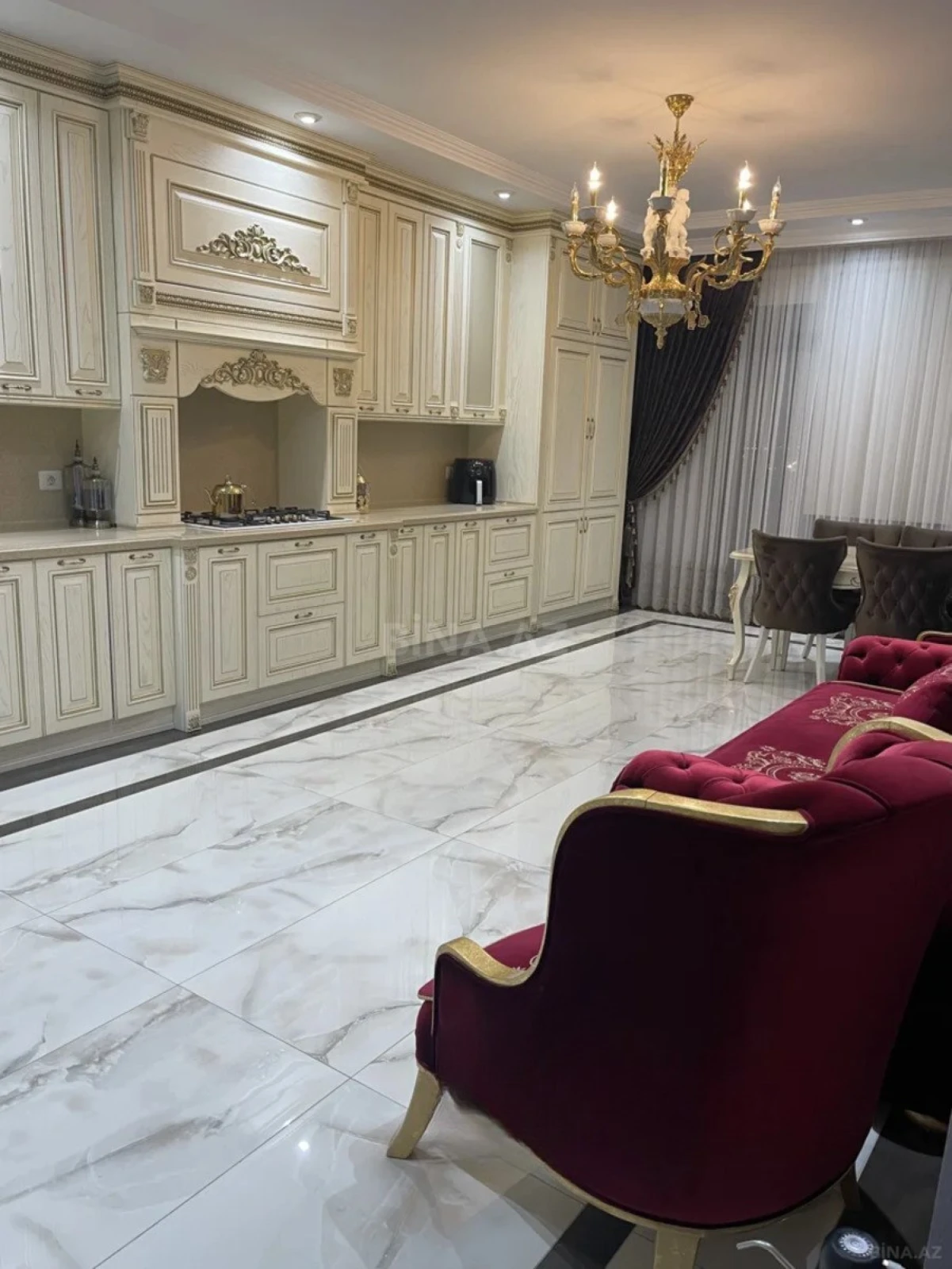 Satılır 4 otaqlı mənzil 186 m²