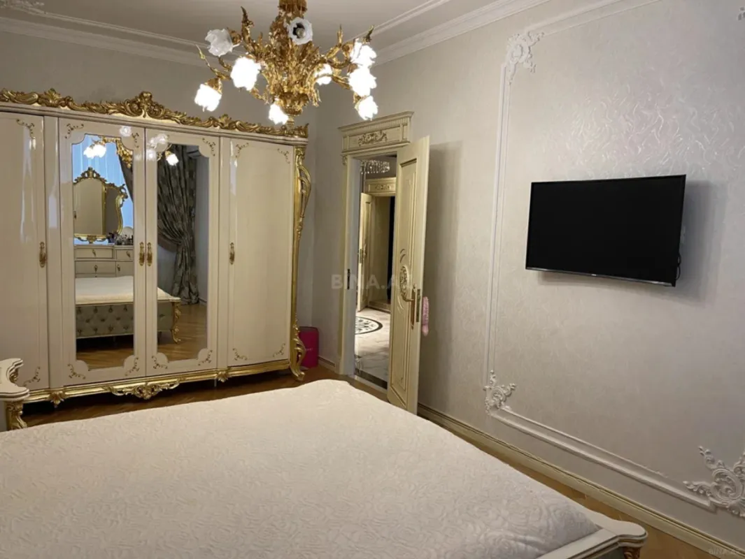 Satılır 4 otaqlı mənzil 186 m²