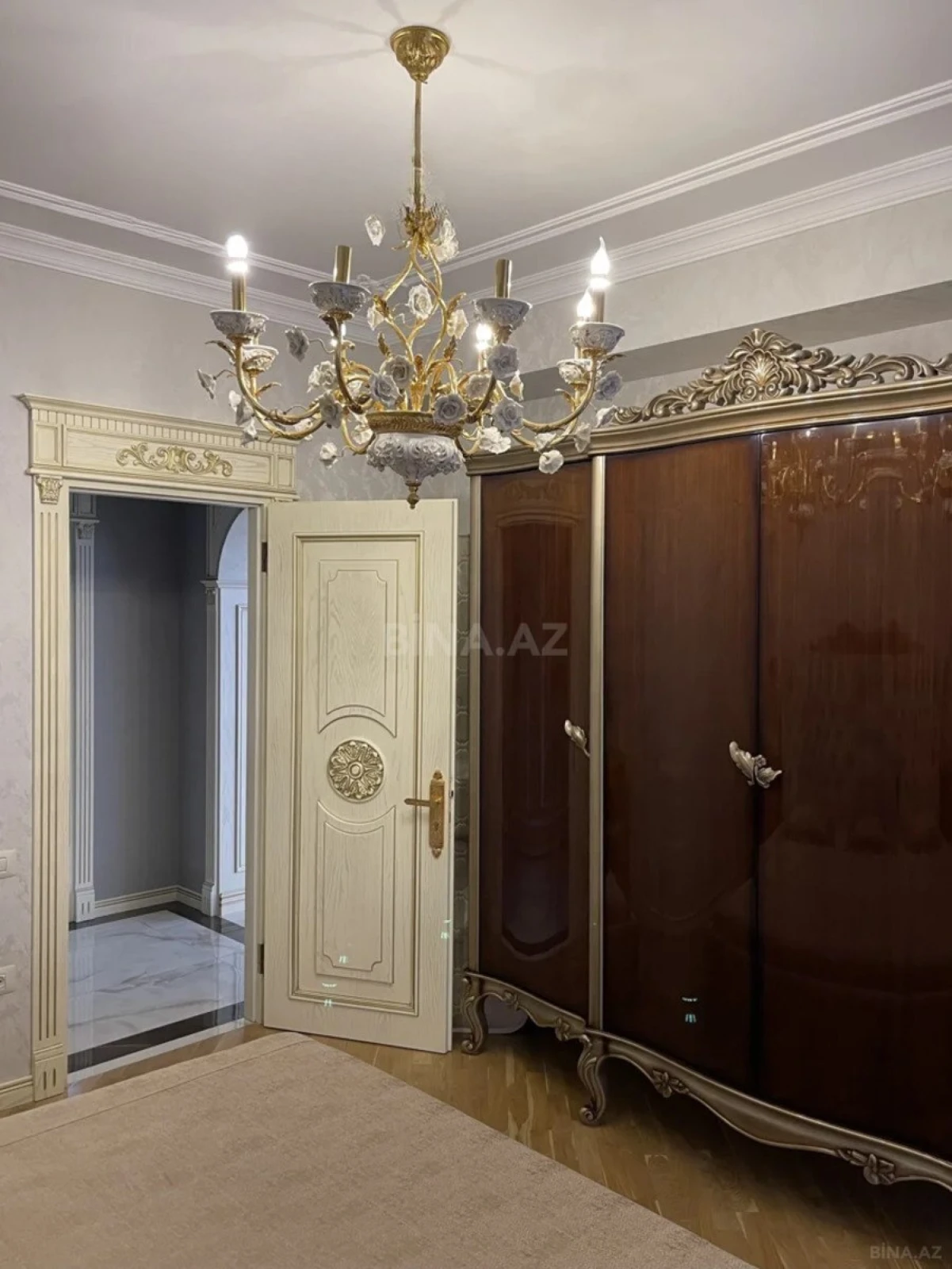 Satılır 4 otaqlı mənzil 186 m²