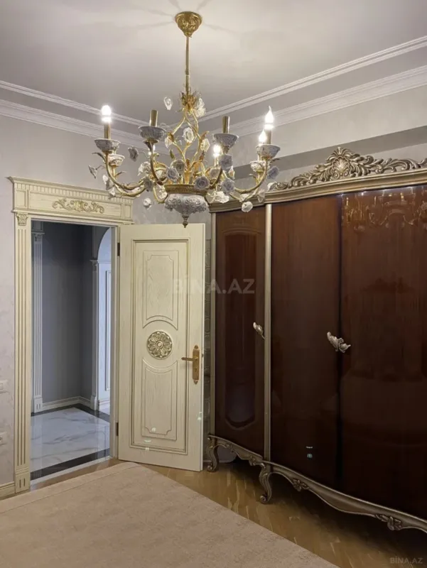 Satılır 4 otaqlı mənzil 186 m²