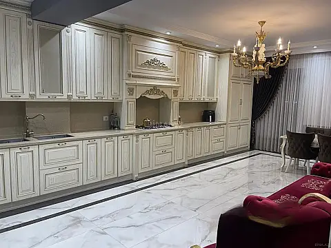 Satılır 4 otaqlı mənzil 186 m²