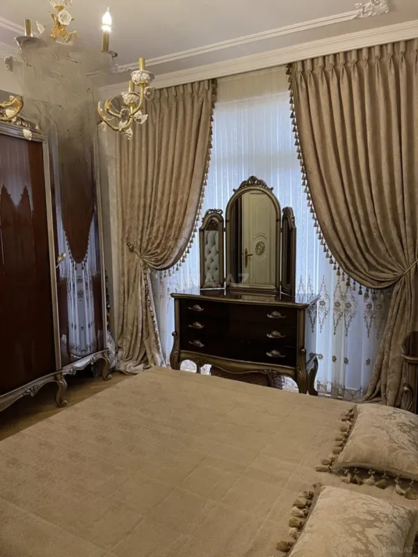 Satılır 4 otaqlı mənzil 186 m²