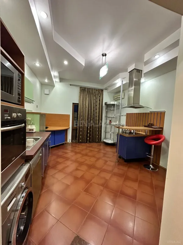 Kirayə verilir 6 otaqlı mənzil 350 m²