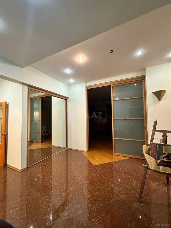 Kirayə verilir 6 otaqlı mənzil 350 m²