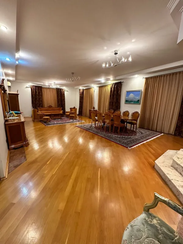 Kirayə verilir 6 otaqlı mənzil 350 m²