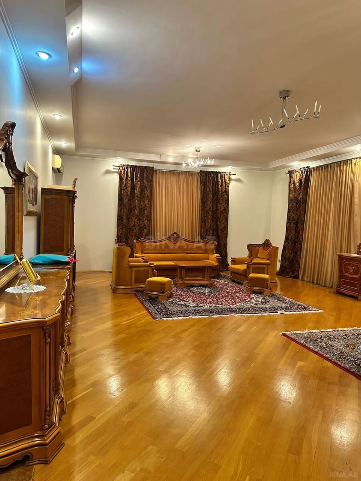 Kirayə verilir 6 otaqlı mənzil 350 m²