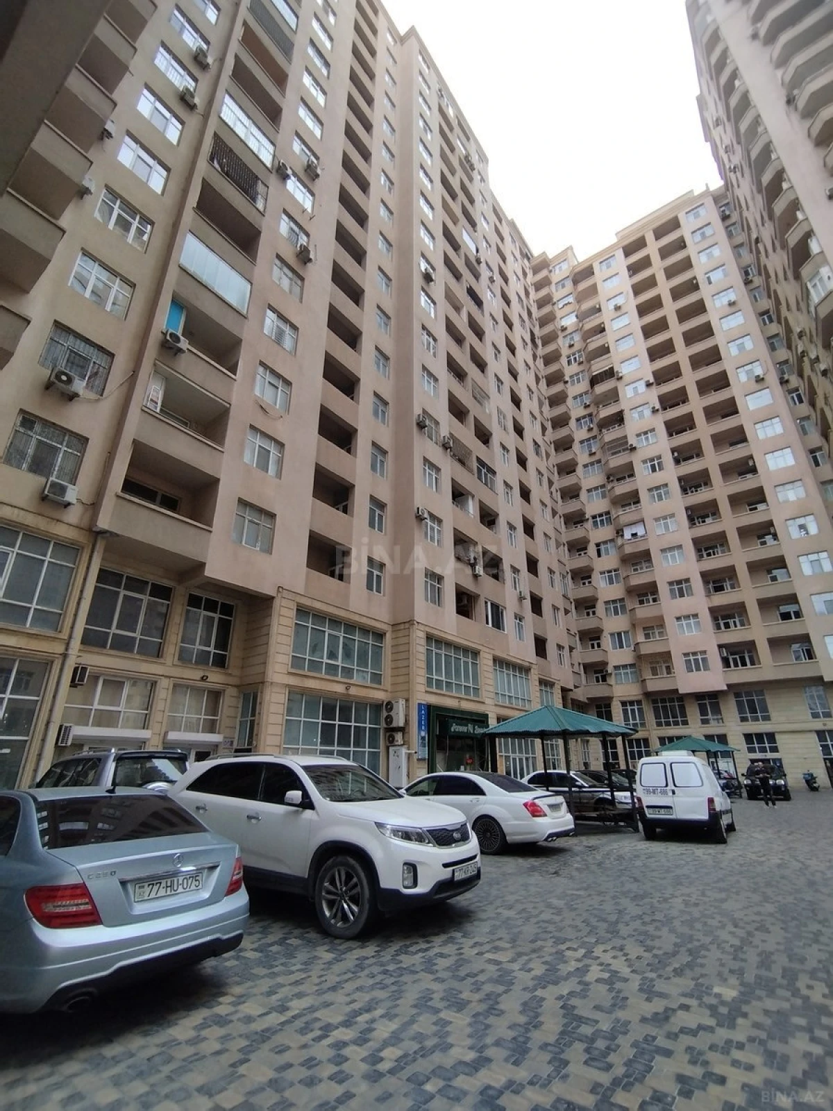 Satılır 4 otaqlı mənzil 147 m²