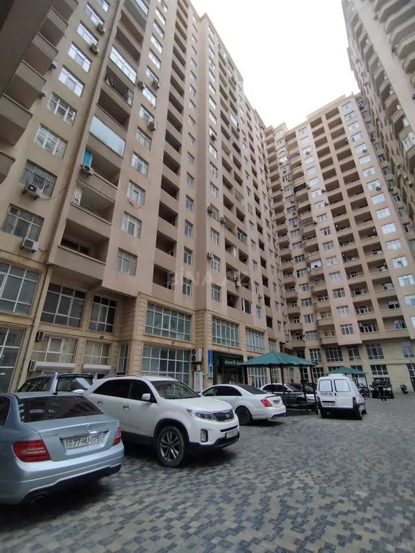 Satılır 4 otaqlı mənzil 147 m²