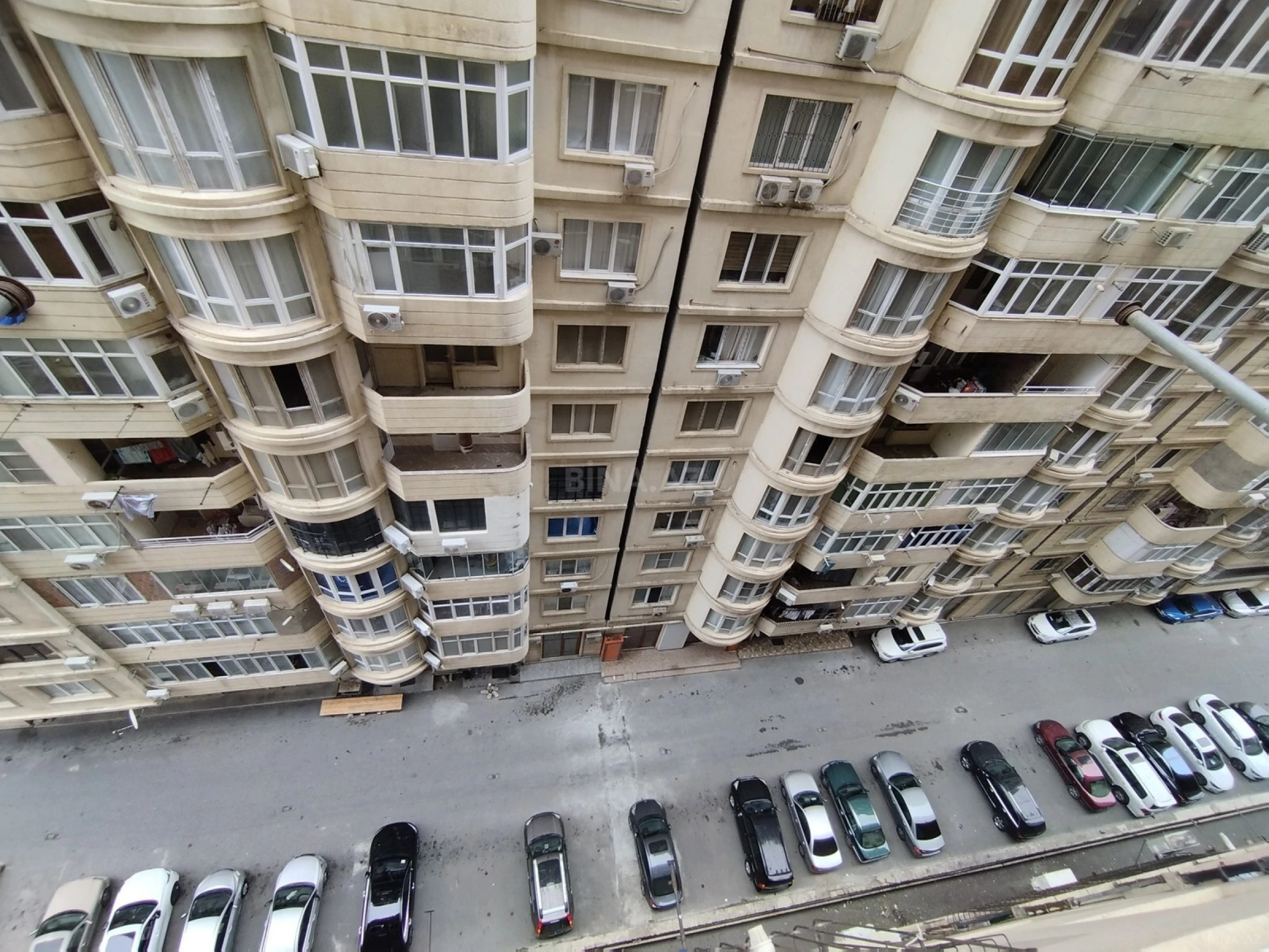 Satılır 4 otaqlı mənzil 147 m²