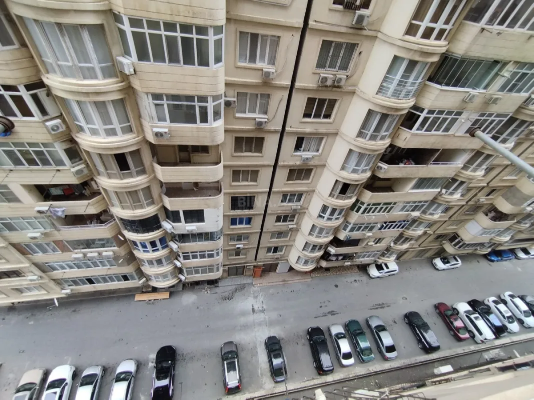 Satılır 4 otaqlı mənzil 147 m²