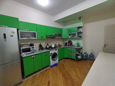 Satılır 4 otaqlı mənzil 147 m²