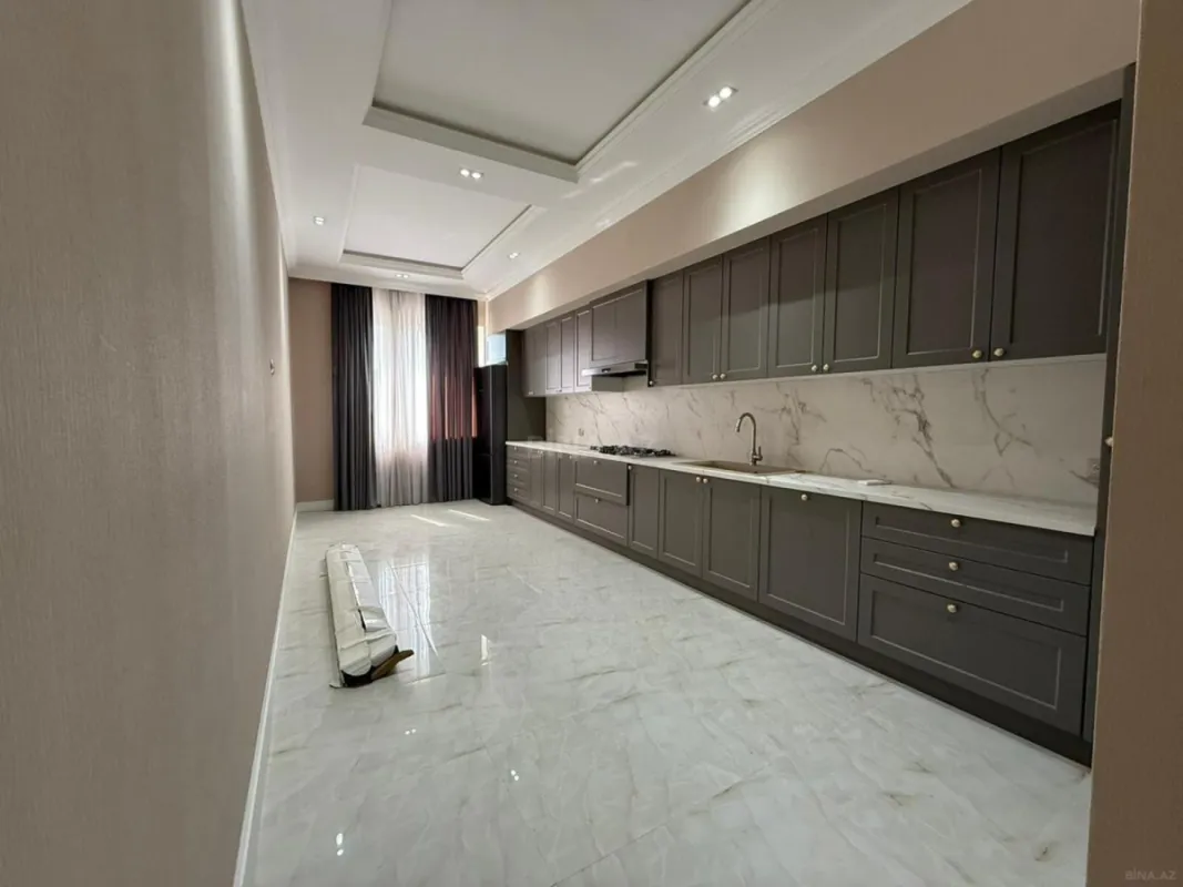 Satılır 4 otaqlı mənzil 235 m²