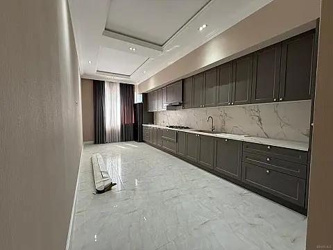 Satılır 4 otaqlı mənzil 235 m²