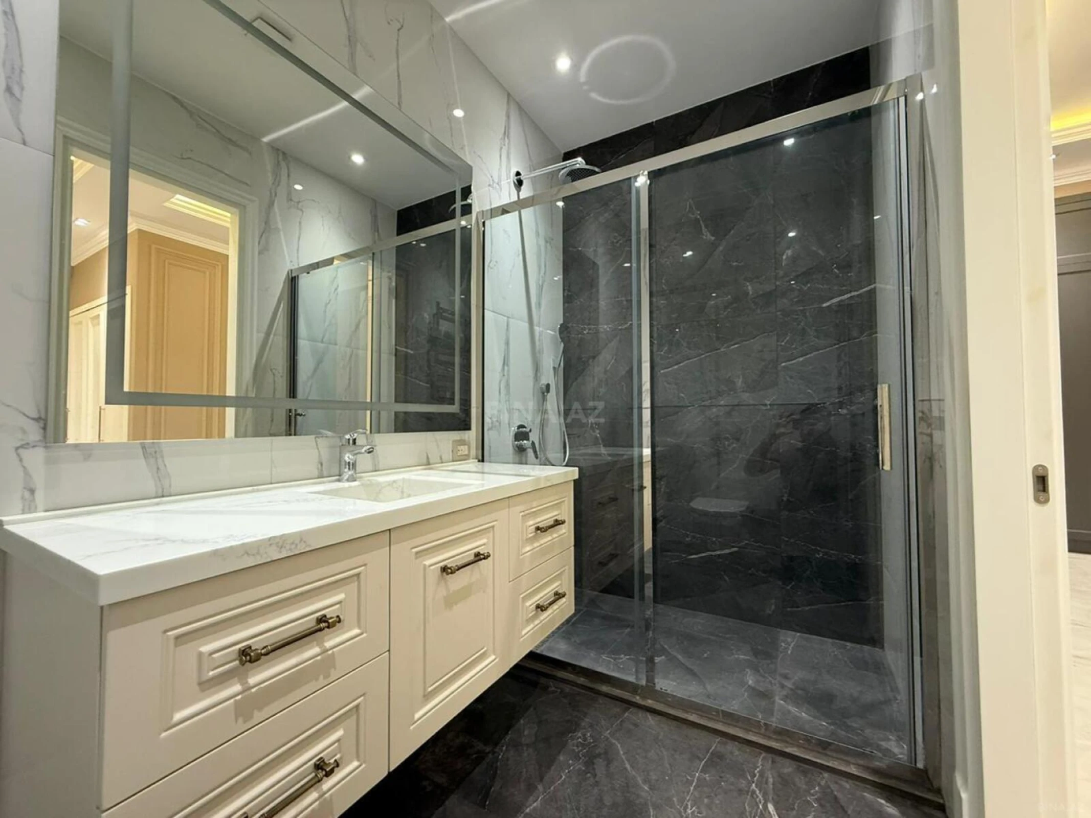 Satılır 4 otaqlı mənzil 235 m²