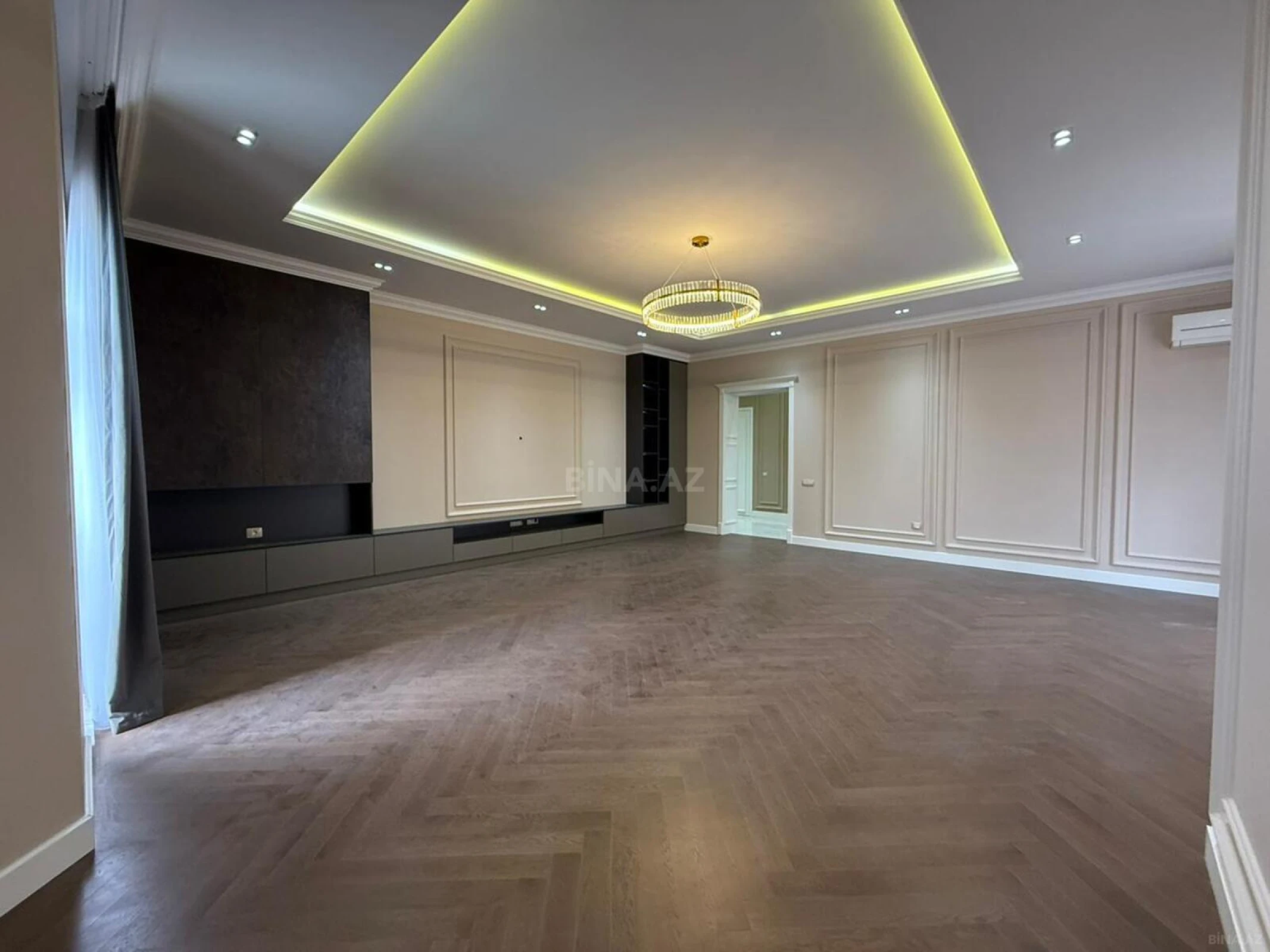 Satılır 4 otaqlı mənzil 235 m²