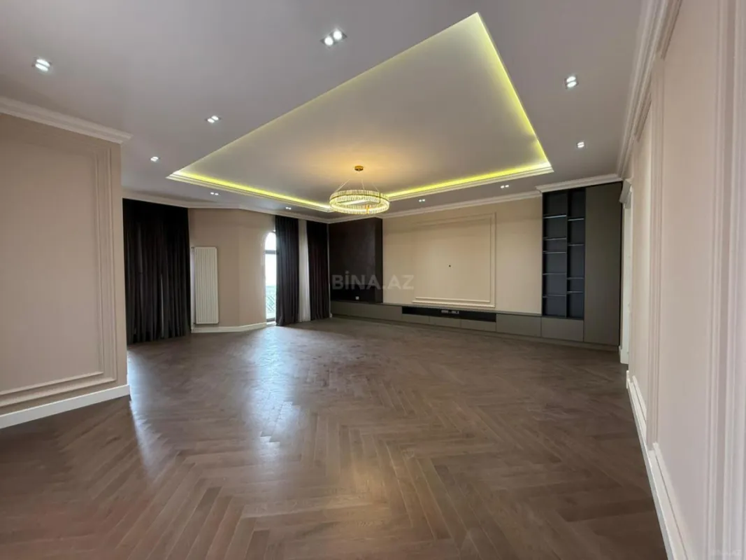 Satılır 4 otaqlı mənzil 235 m²