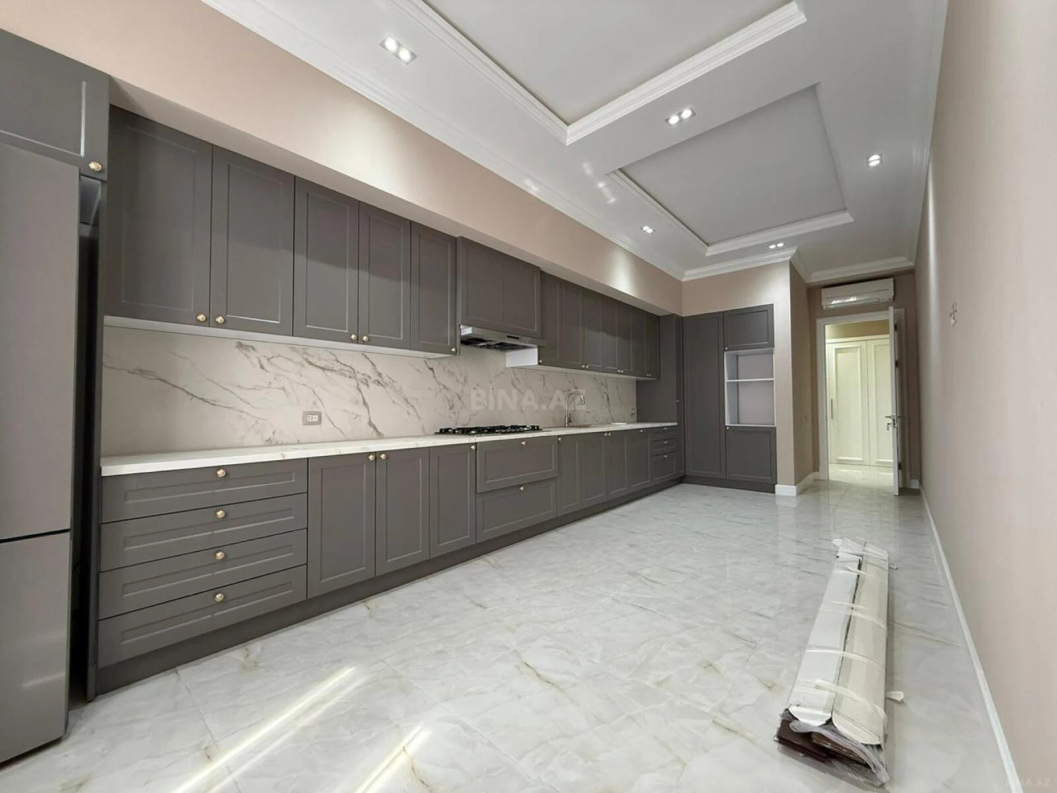Satılır 4 otaqlı mənzil 235 m²