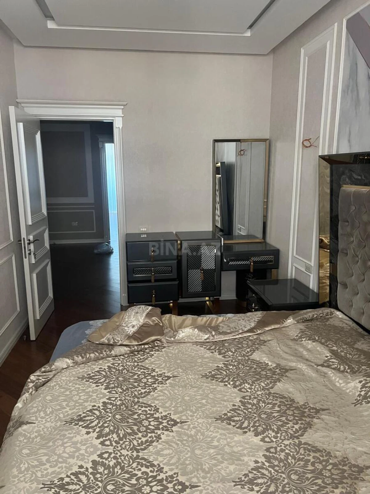 Satılır 3 otaqlı mənzil 145 m²