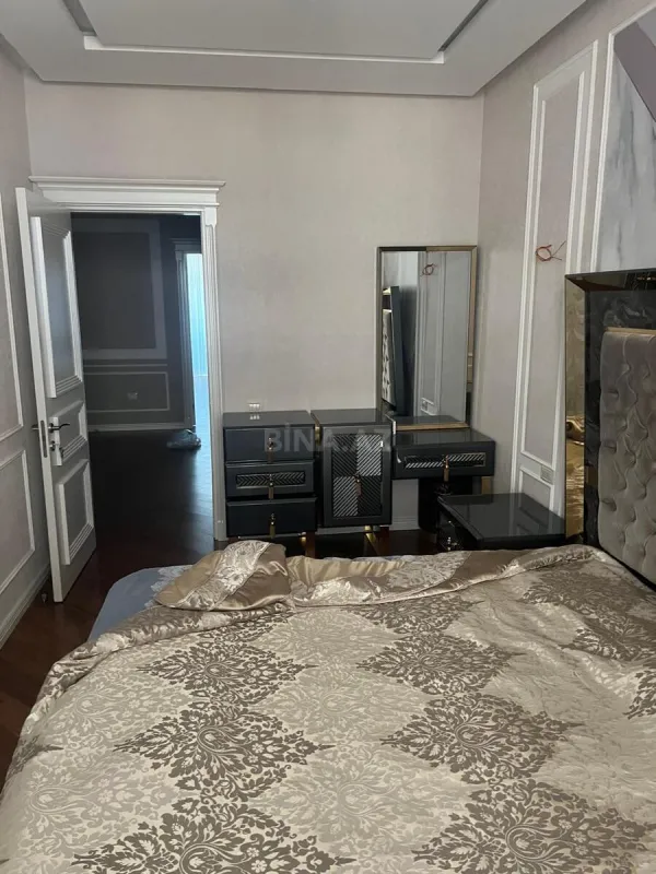 Satılır 3 otaqlı mənzil 145 m²