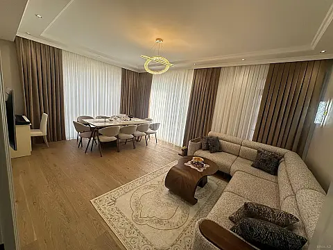 Satılır 4 otaqlı mənzil 120 m²