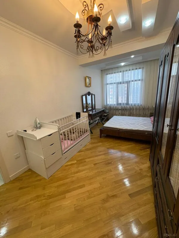 Satılır 3 otaqlı mənzil 132 m²