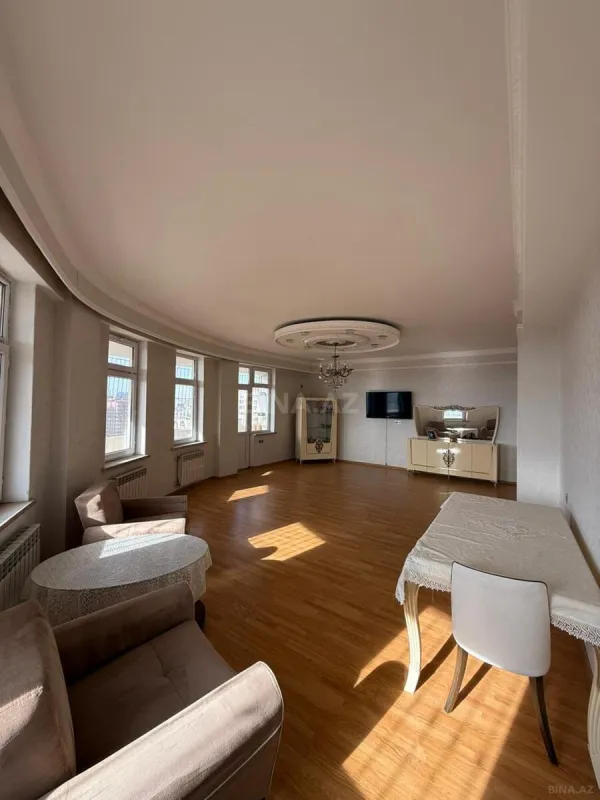 Satılır 4 otaqlı mənzil 208 m²