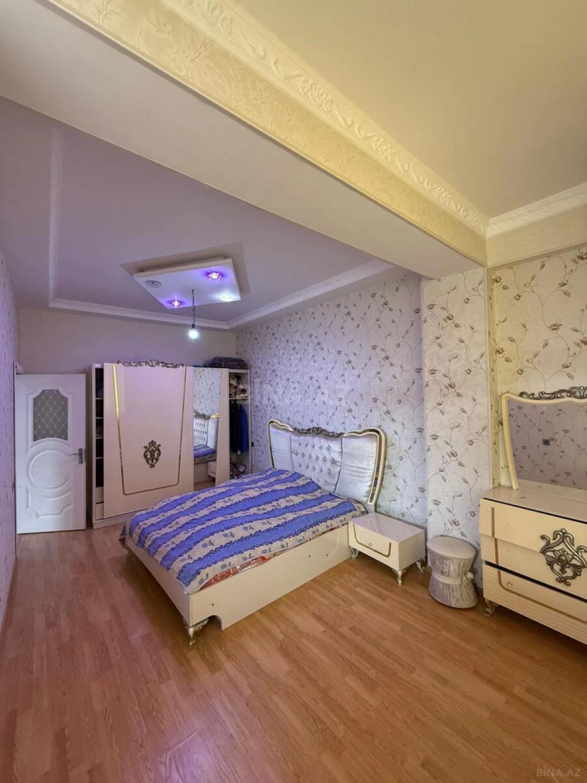 Satılır 4 otaqlı mənzil 208 m²