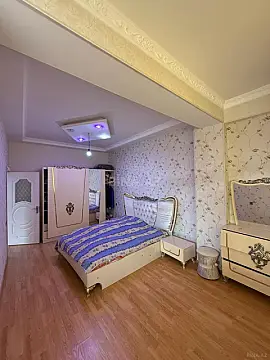 Satılır 4 otaqlı mənzil 208 m²