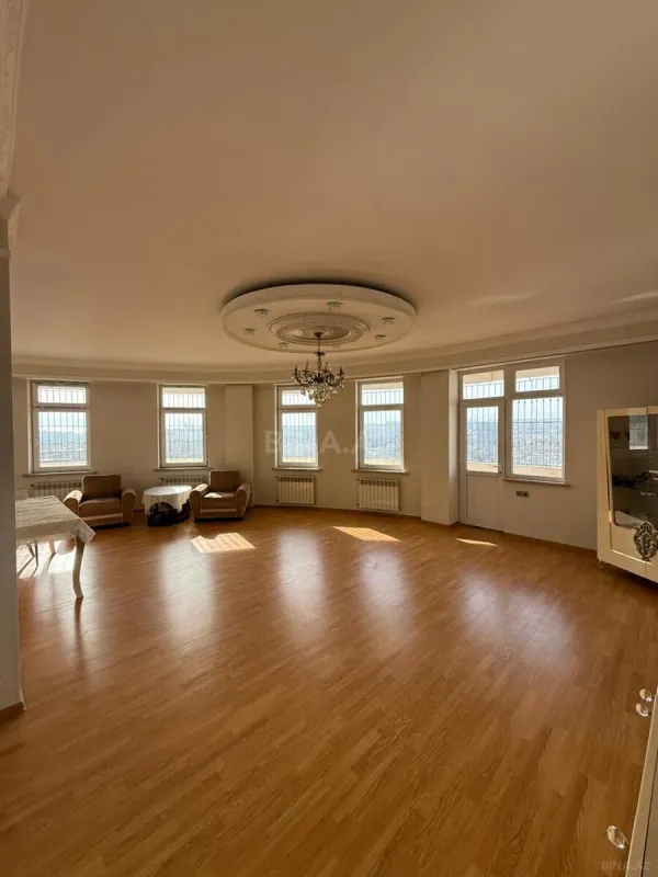 Satılır 4 otaqlı mənzil 208 m²