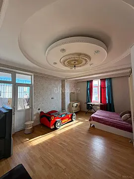 Satılır 4 otaqlı mənzil 208 m²