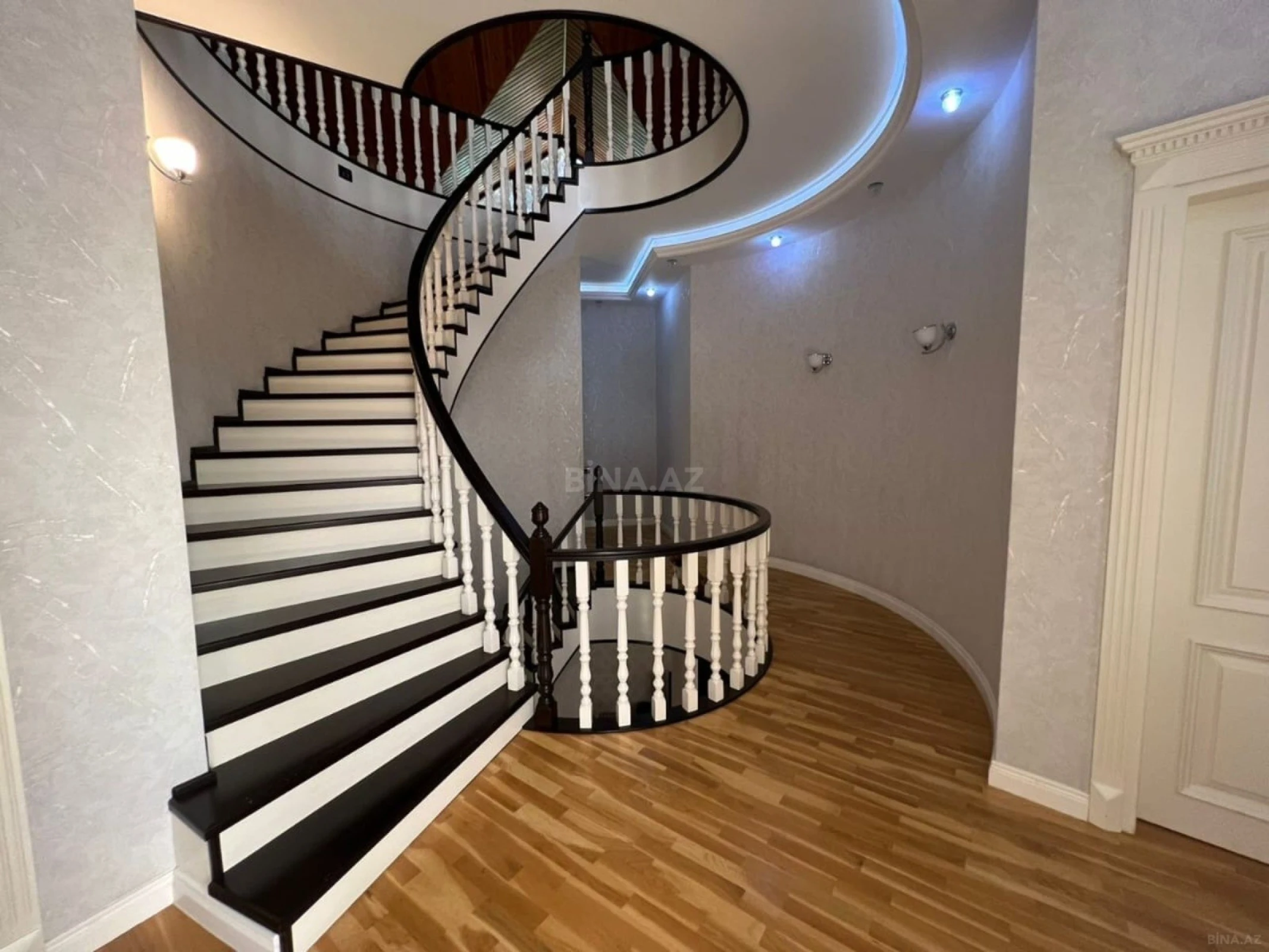 Satılır 5 otaqlı həyət evi 420 m²