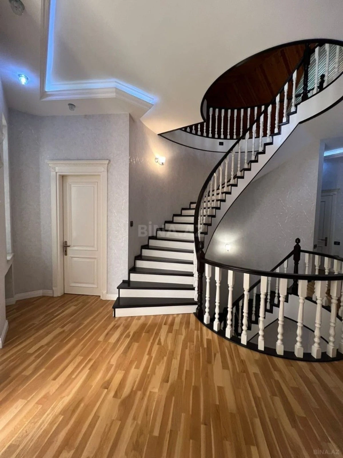 Satılır 5 otaqlı həyət evi 420 m²