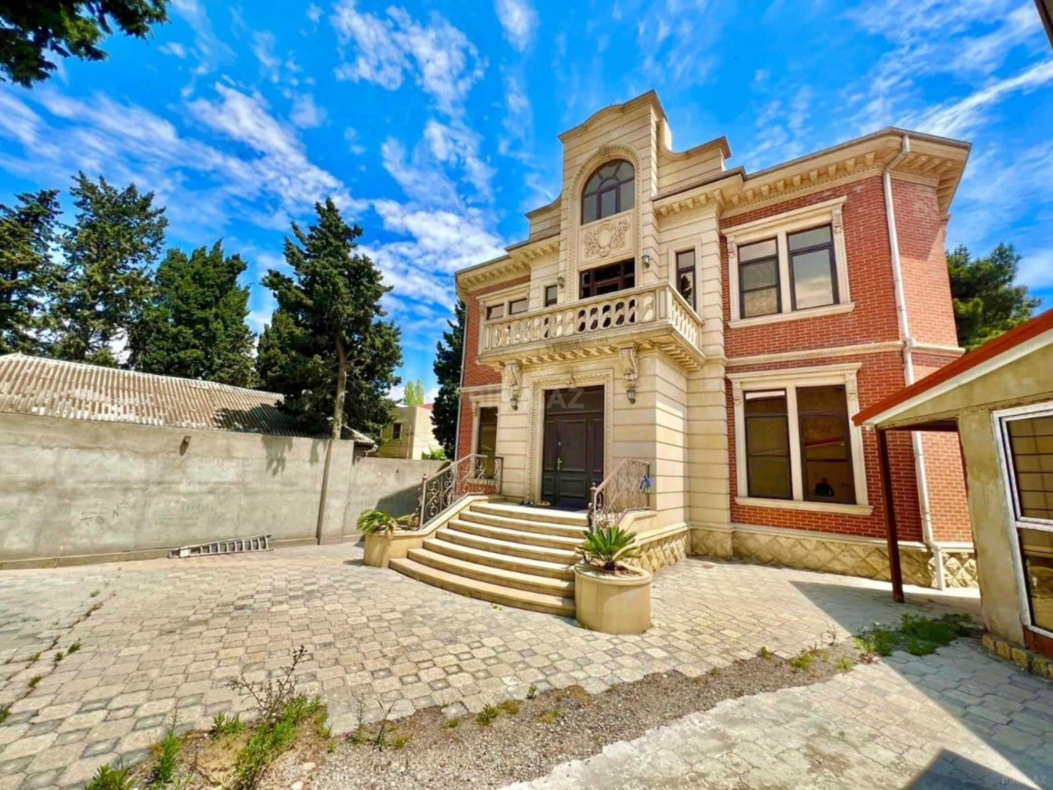 Satılır 5 otaqlı həyət evi 420 m²