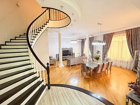 Satılır 5 otaqlı həyət evi 420 m²