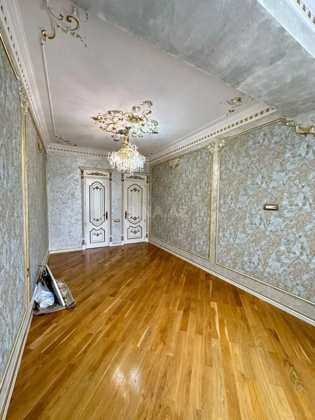 Satılır 4 otaqlı mənzil 172 m²