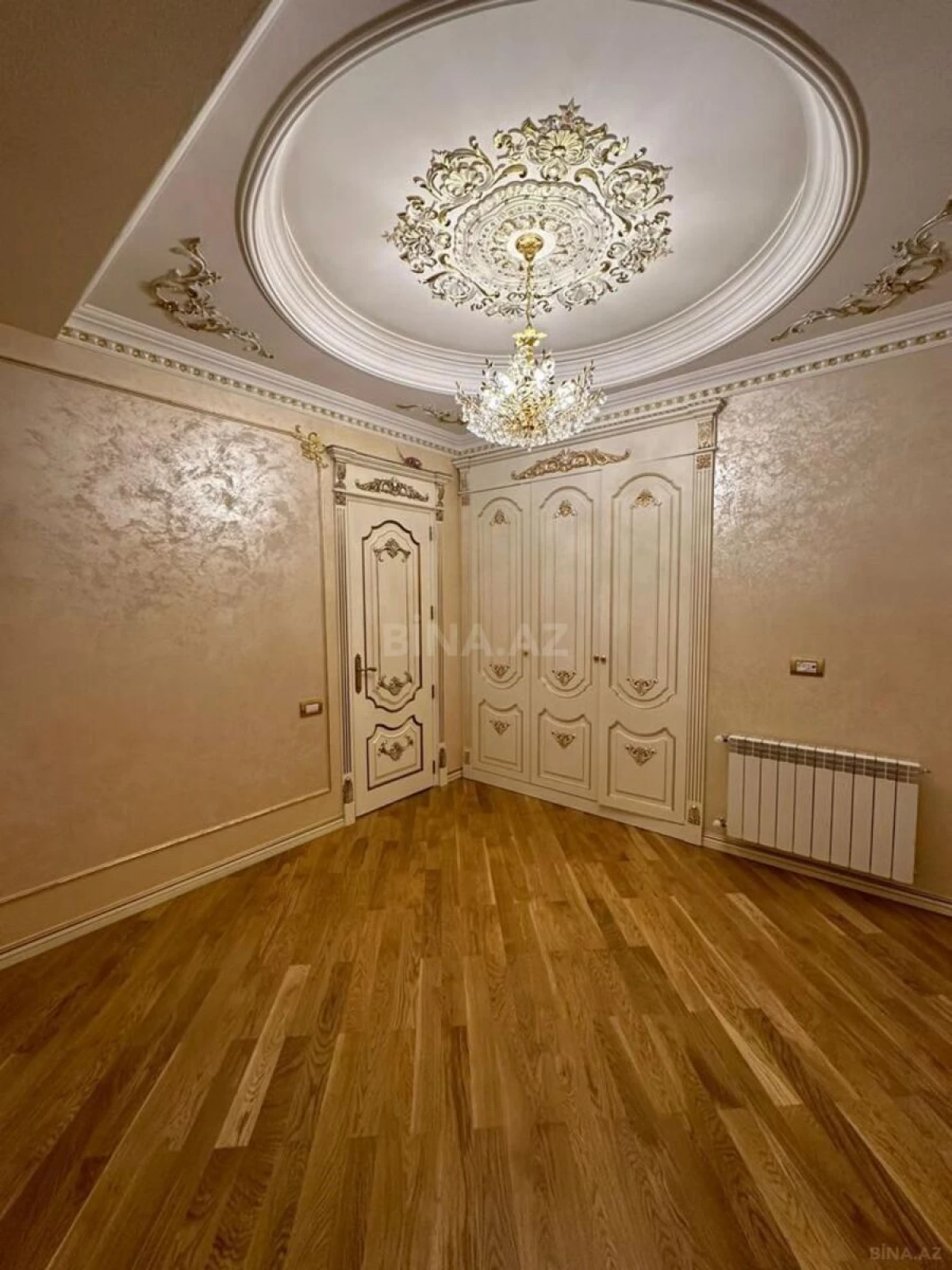 Satılır 4 otaqlı mənzil 172 m²